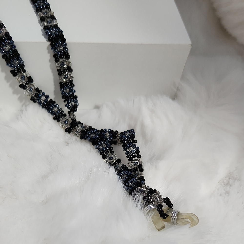 Elegant Beaded Necklace in Black and Silver